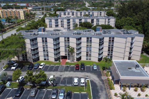 Condo in Hialeah, Florida, 1 bedroom  № 1980207 - photo 12