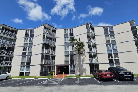 Condo in Hialeah, Florida, 1 bedroom  № 1980207 - photo 1
