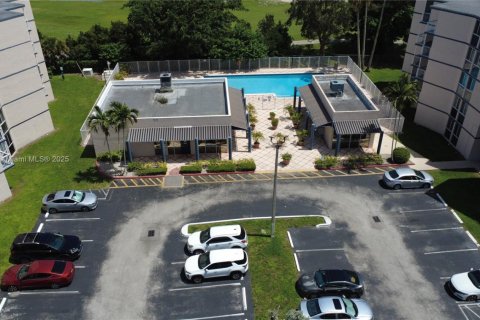 Condo in Hialeah, Florida, 1 bedroom  № 1980207 - photo 11