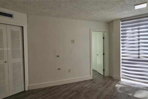 Condo in Hialeah, Florida, 1 bedroom  № 1980207 - photo 9