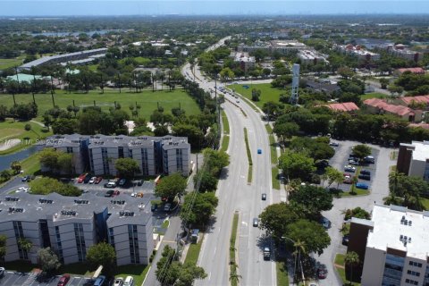 Condo in Hialeah, Florida, 1 bedroom  № 1980207 - photo 17