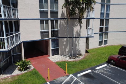 Condo in Hialeah, Florida, 1 bedroom  № 1980207 - photo 2