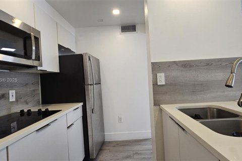 Condo in Hialeah, Florida, 1 bedroom  № 1980207 - photo 7