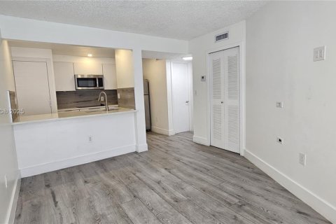 Condo in Hialeah, Florida, 1 bedroom  № 1980207 - photo 3