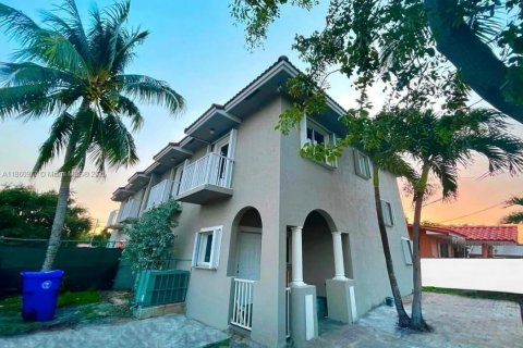 Villa ou maison à louer à Miami, Floride: 3 chambres, 321.44 m2 № 1889259 - photo 1