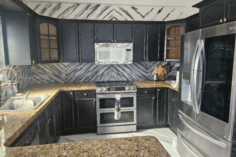 Villa ou maison à louer à Miami, Floride: 3 chambres, 321.44 m2 № 1889259 - photo 2