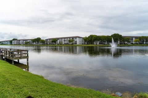 Condo in Pembroke Pines, Florida, 1 bedroom  № 1785868 - photo 13