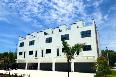 Adosado en venta en Saint Petersburg, Florida, 3 dormitorios, 190.73 m2 № 2094908 - foto 2