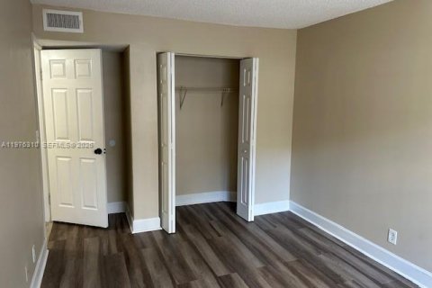 Copropriété à vendre à Pembroke Pines, Floride: 3 chambres, 104.52 m2 № 2040582 - photo 15