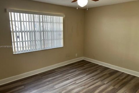 Copropriété à vendre à Pembroke Pines, Floride: 3 chambres, 104.52 m2 № 2040582 - photo 10