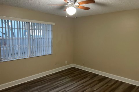 Copropriété à vendre à Pembroke Pines, Floride: 3 chambres, 104.52 m2 № 2040582 - photo 11