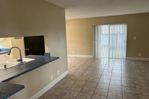 Copropriété à vendre à Pembroke Pines, Floride: 3 chambres, 104.52 m2 № 2040582 - photo 3
