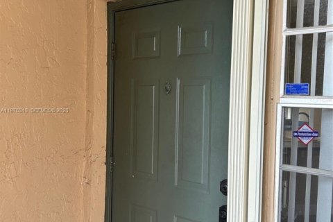 Copropriété à vendre à Pembroke Pines, Floride: 3 chambres, 104.52 m2 № 2040582 - photo 2