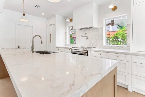 Casa en venta en Miami Beach, Florida, 3 dormitorios, 154.12 m2 № 1825589 - foto 13