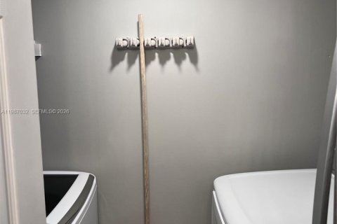 Condo in Hollywood, Florida, 2 bedrooms  № 2050430 - photo 4