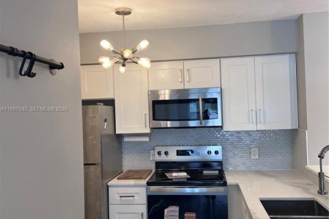 Condo in Hollywood, Florida, 2 bedrooms  № 2050430 - photo 2