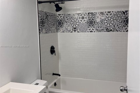 Condo in Hollywood, Florida, 2 bedrooms  № 2050430 - photo 7