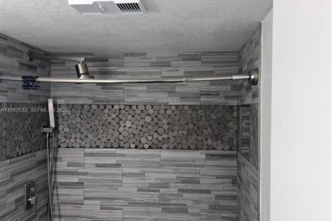 Condo in Hollywood, Florida, 2 bedrooms  № 2050430 - photo 11