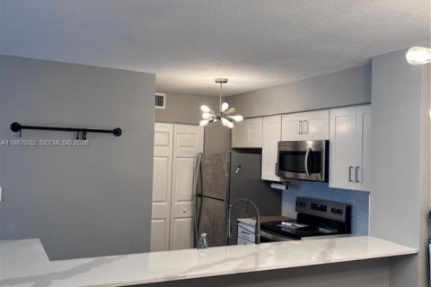 Condo in Hollywood, Florida, 2 bedrooms  № 2050430 - photo 3