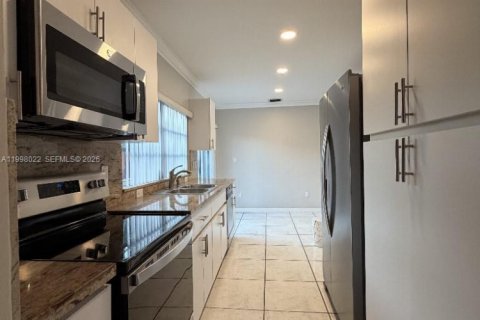 Villa ou maison à vendre à Miami, Floride: 4 chambres, 172.05 m2 № 2065026 - photo 3