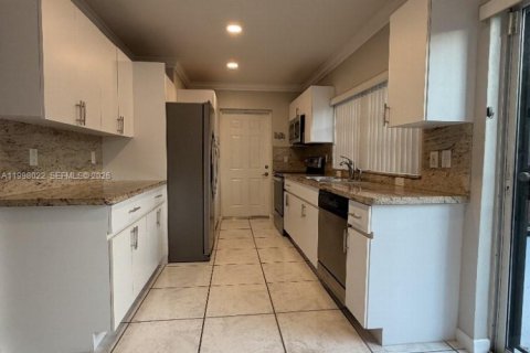 Villa ou maison à vendre à Miami, Floride: 4 chambres, 172.05 m2 № 2065026 - photo 2