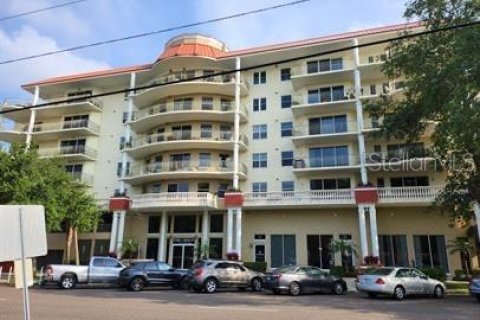 Condo in Saint Petersburg, Florida, 2 bedrooms  № 1909145 - photo 1