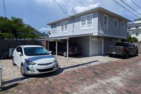 Commercial property in Saint Petersburg, Florida 4 bedrooms, 181.16 sq.m. № 1870539 - photo 16