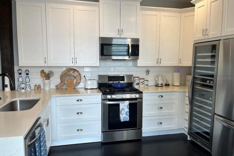 Commercial property in Saint Petersburg, Florida 4 bedrooms, 181.16 sq.m. № 1870539 - photo 8