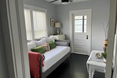 Commercial property in Saint Petersburg, Florida 4 bedrooms, 181.16 sq.m. № 1870539 - photo 5