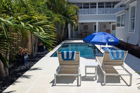 Commercial property in Saint Petersburg, Florida 4 bedrooms, 181.16 sq.m. № 1870539 - photo 13