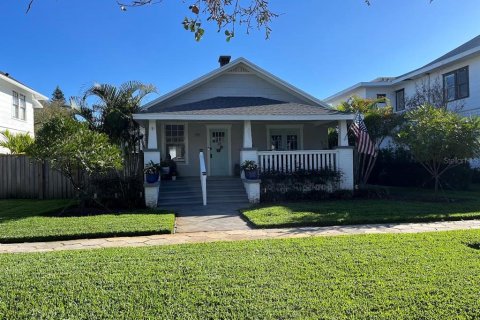 Commercial property in Saint Petersburg, Florida 4 bedrooms, 181.16 sq.m. № 1870539 - photo 1