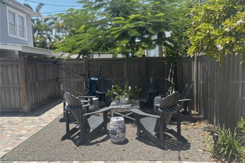 Commercial property in Saint Petersburg, Florida 4 bedrooms, 181.16 sq.m. № 1870539 - photo 14