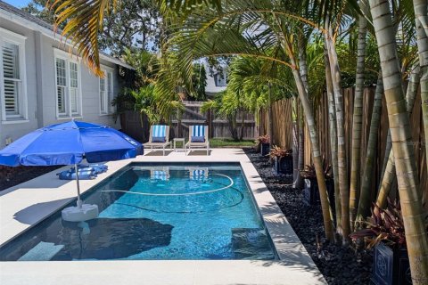 Commercial property in Saint Petersburg, Florida 4 bedrooms, 181.16 sq.m. № 1870539 - photo 11