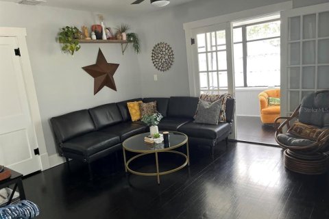 Commercial property in Saint Petersburg, Florida 4 bedrooms, 181.16 sq.m. № 1870539 - photo 18