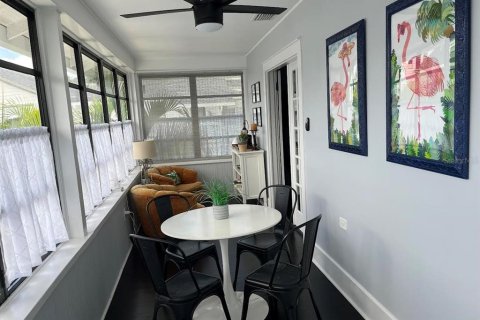 Commercial property in Saint Petersburg, Florida 4 bedrooms, 181.16 sq.m. № 1870539 - photo 3