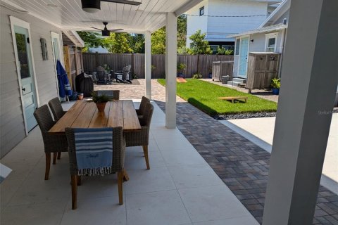 Commercial property in Saint Petersburg, Florida 4 bedrooms, 181.16 sq.m. № 1870539 - photo 12