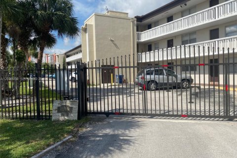 Copropriété à louer à Miami, Floride: 2 chambres, 92.34 m2 № 2387135 - photo 5