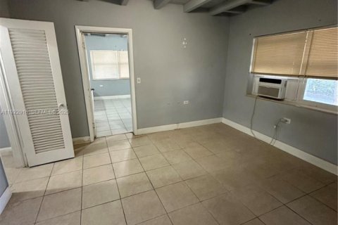 House in North Miami Beach, Florida 3 bedrooms, 99.5 sq.m. № 1976735 - photo 14