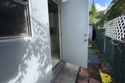 House in North Miami Beach, Florida 3 bedrooms, 99.5 sq.m. № 1976735 - photo 23