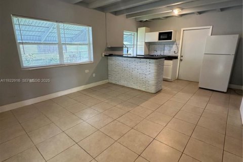 House in North Miami Beach, Florida 3 bedrooms, 99.5 sq.m. № 1976735 - photo 5