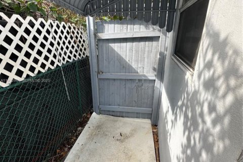 House in North Miami Beach, Florida 3 bedrooms, 99.5 sq.m. № 1976735 - photo 24