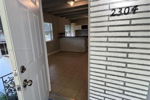 House in North Miami Beach, Florida 3 bedrooms, 99.5 sq.m. № 1976735 - photo 3