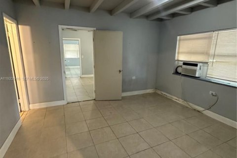 House in North Miami Beach, Florida 3 bedrooms, 99.5 sq.m. № 1976735 - photo 10