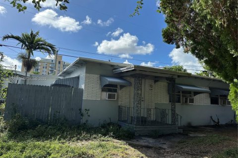House in North Miami Beach, Florida 3 bedrooms, 99.5 sq.m. № 1976735 - photo 1