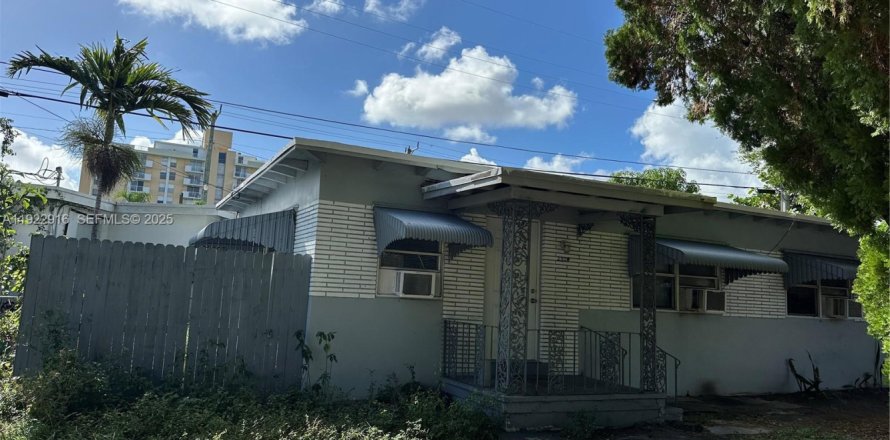 House in North Miami Beach, Florida 3 bedrooms, 99.5 sq.m. № 1976735