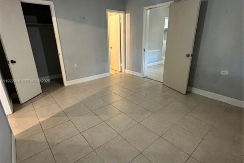 House in North Miami Beach, Florida 3 bedrooms, 99.5 sq.m. № 1976735 - photo 11