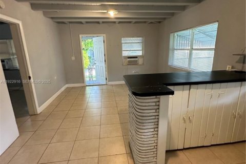 House in North Miami Beach, Florida 3 bedrooms, 99.5 sq.m. № 1976735 - photo 9