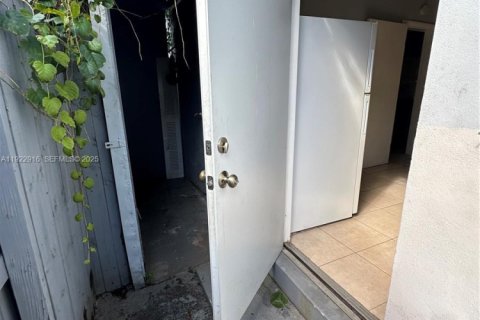 House in North Miami Beach, Florida 3 bedrooms, 99.5 sq.m. № 1976735 - photo 8