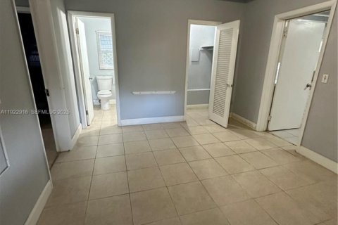 House in North Miami Beach, Florida 3 bedrooms, 99.5 sq.m. № 1976735 - photo 15