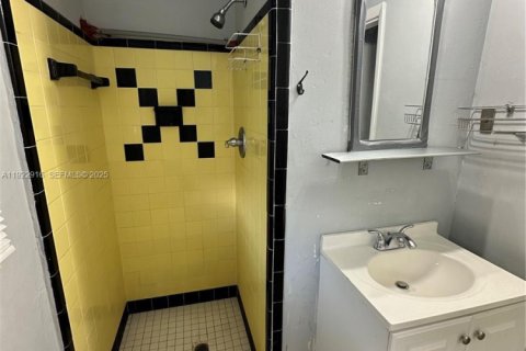 House in North Miami Beach, Florida 3 bedrooms, 99.5 sq.m. № 1976735 - photo 17